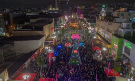 ENCIENDEN EL ÁRBOL DE NAVIDAD COCA-COLA EN EL CENTRO HISTÓRICO DE TIJUANA