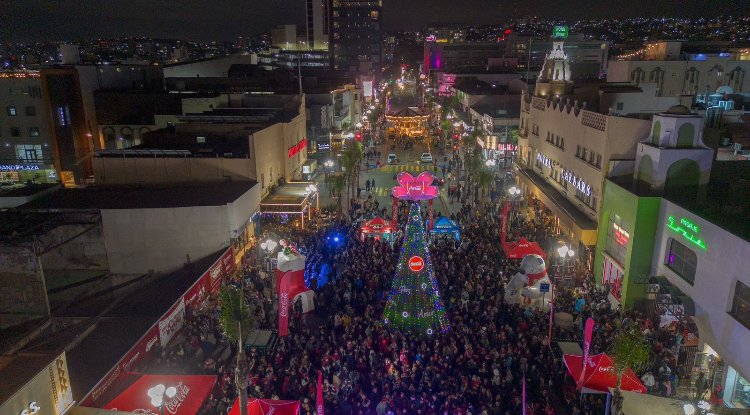 ENCIENDEN EL ÁRBOL DE NAVIDAD COCA-COLA EN EL CENTRO HISTÓRICO DE TIJUANA