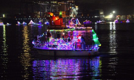 DISFRUTAN MILES DE PERSONAS DESFILE DE LUCES DE EMBARCACIONES EN EL PUERTO