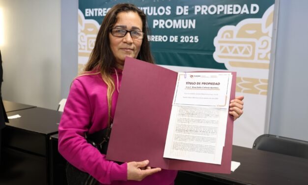 Entrega Ismael Burgueño títulos de propiedad a 28 familias tijuanenses