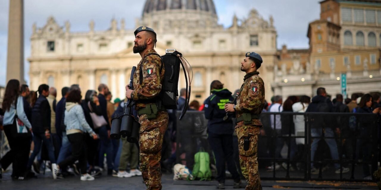 Más de 100, 000 personas rindieron homenaje al papa Francisco en últimas horas de velatorio