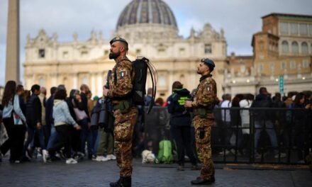 Más de 100, 000 personas rindieron homenaje al papa Francisco en últimas horas de velatorio