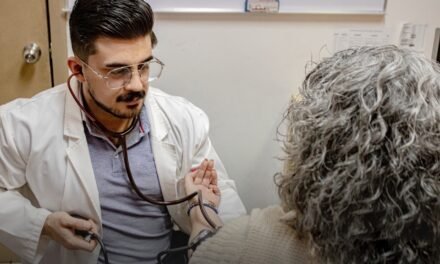 CONTINÚAN TAMIZAJES DE DETECCIÓN PARA ADULTOS MAYORES DE 60 AÑOS EN LAS UNIDADES DE SALUD