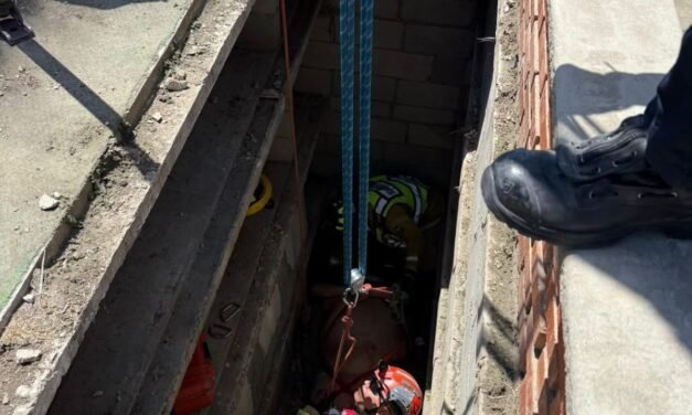 BOMBEROS  RESCATAN A JOVEN QUE CAYÓ EN UNA TUMBA