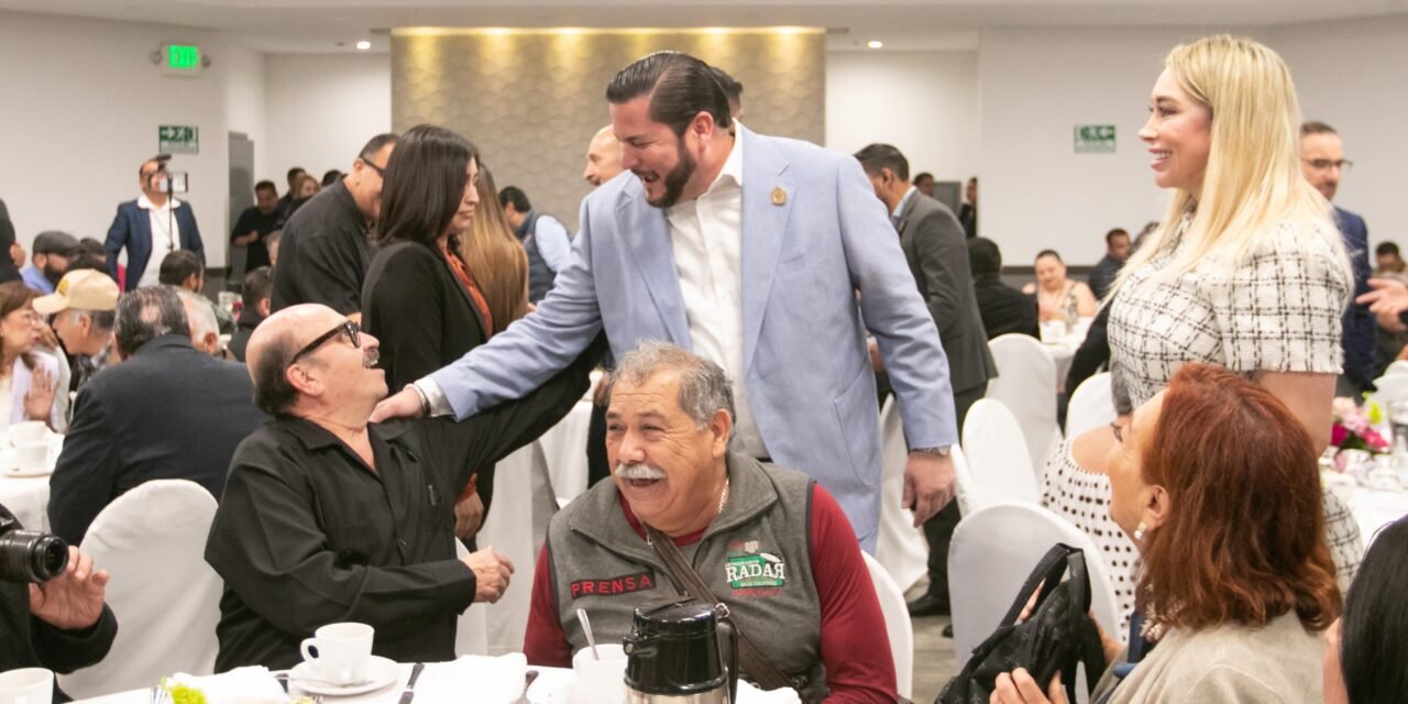 Convive Ismael Burgueño con representantes de los medios de comunicación en el marco del Día de la Libertad de Expresión