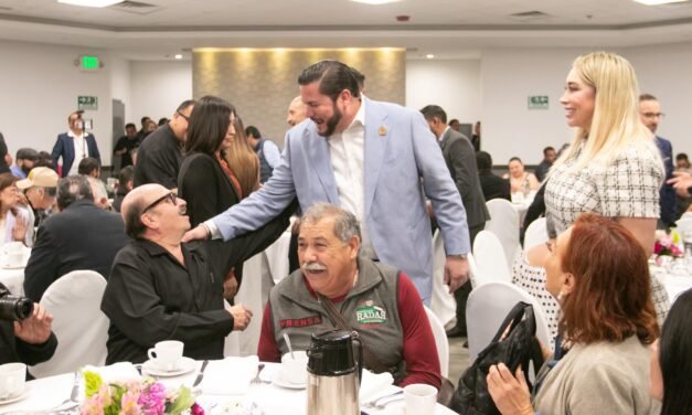 Convive Ismael Burgueño con representantes de los medios de comunicación en el marco del Día de la Libertad de Expresión