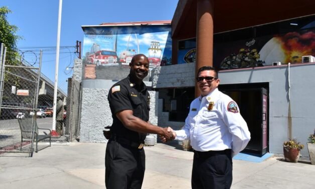 Recibe Bomberos de Tijuana la visita del jefe de bomberos de San Diego, California
