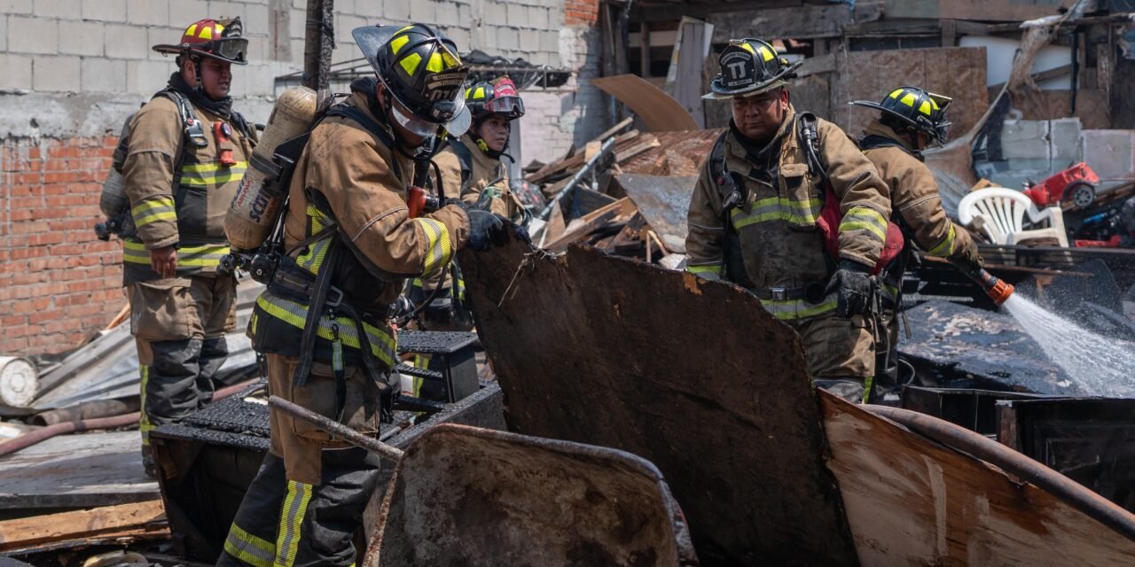 Rescata Bomberos de Tijuana a personas y mascotas de una cuartería