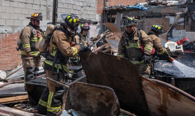 Rescata Bomberos de Tijuana a personas y mascotas de una cuartería