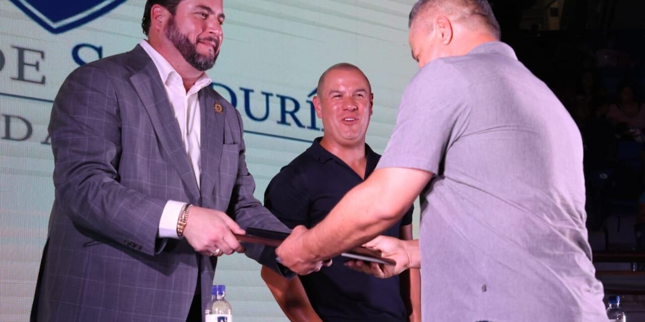 Reconoce Ismael Burgueño labor de Fundación Fuente de Sabiduría en entrega de 2 mil 400 becas