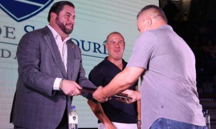Reconoce Ismael Burgueño labor de Fundación Fuente de Sabiduría en entrega de 2 mil 400 becas