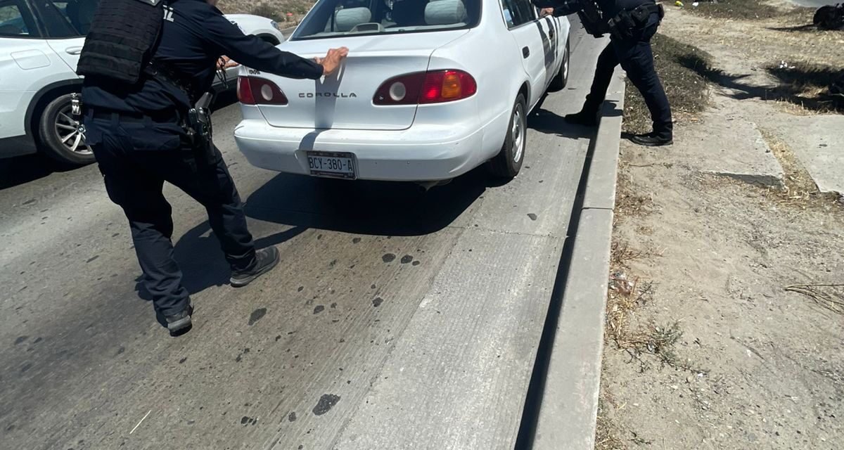 Elementos de seguridad ayudan a carro descompuesto sobre la Vía Rápida