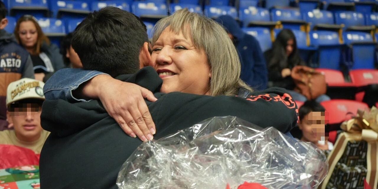 Celebran fiestas navideñas con niñas, niños, de casas de hogar