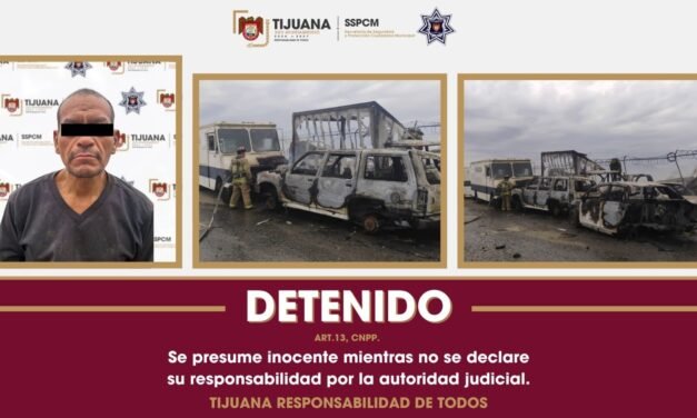 Controlan Bomberos Tijuana incendio en yonque y detienen a presunto responsable