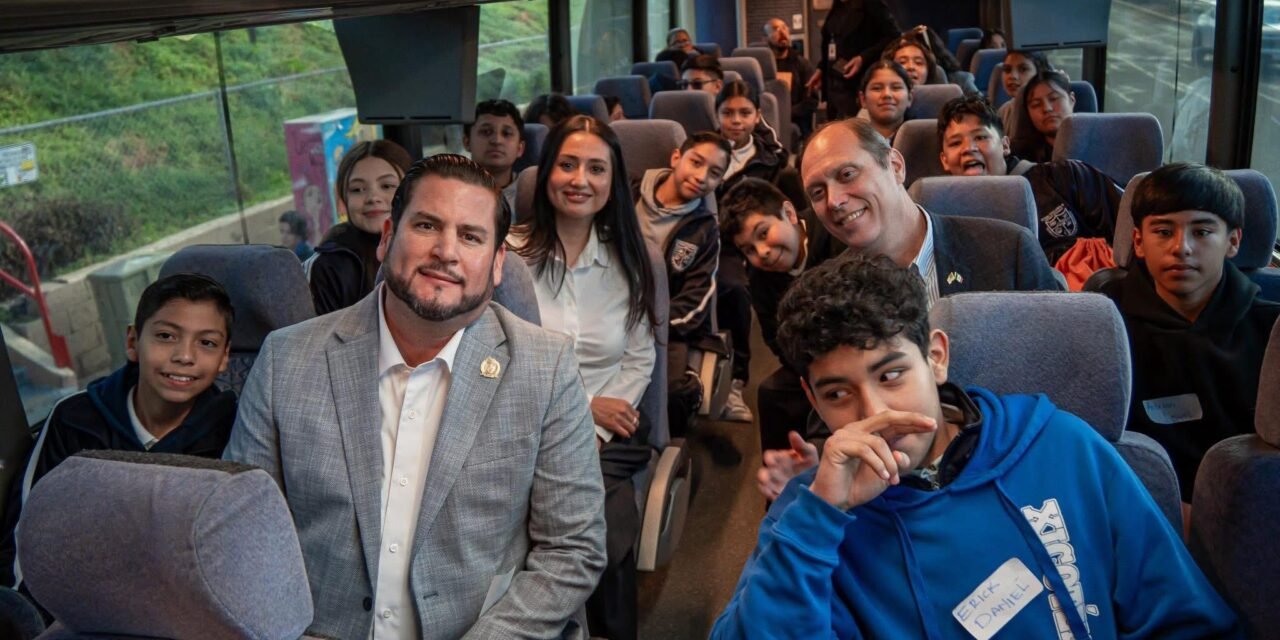 Acompaña Ismael Burgueño a estudiantes de Tijuana a recorrido binacional al Museo de Arte de San Diego