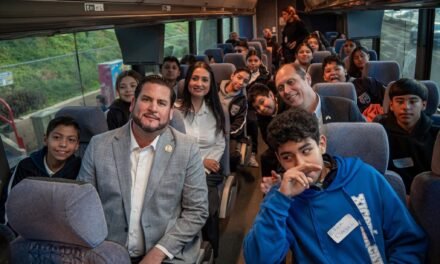 Acompaña Ismael Burgueño a estudiantes de Tijuana a recorrido binacional al Museo de Arte de San Diego