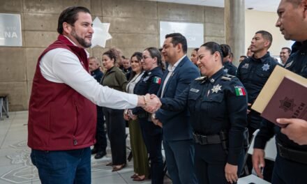 Entrega Ismael Burgueño Ruiz bono anual a mil 823 policías municipales activos