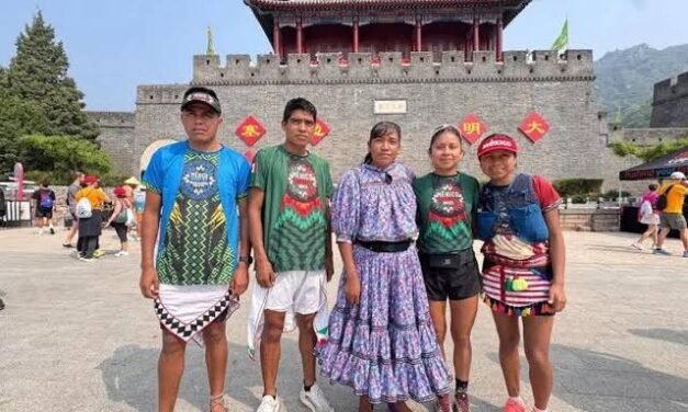 Atletas rarámuris y mixtecas conquistan Maratón de la Muralla China