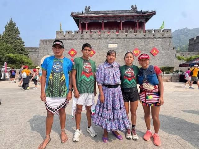 Atletas rarámuris y mixtecas conquistan Maratón de la Muralla China