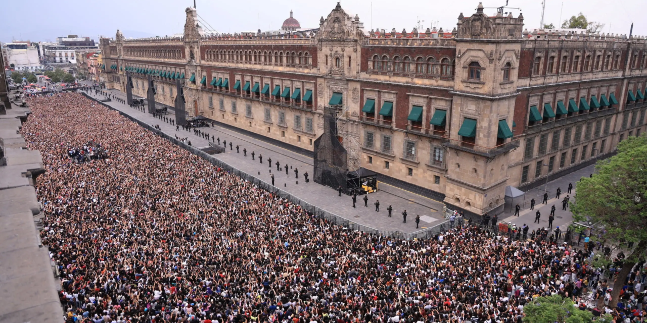 Más 50 mil ARMYs en el Zócalo vieron a BTS en el palco de Palacio Nacional