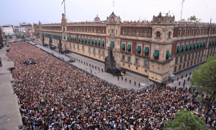 Más 50 mil ARMYs en el Zócalo vieron a BTS en el palco de Palacio Nacional