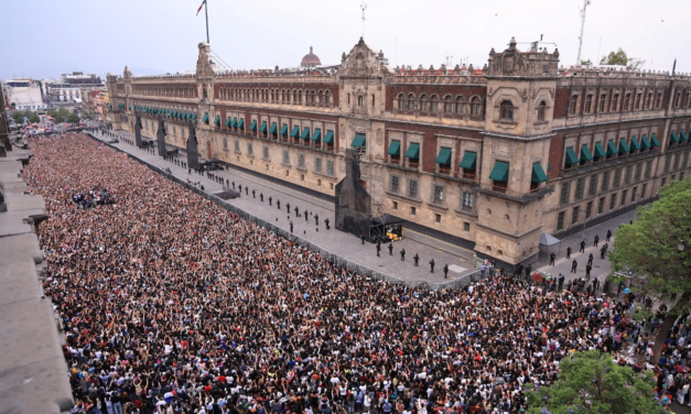 Más 50 mil ARMYs en el Zócalo vieron a BTS en el palco de Palacio Nacional