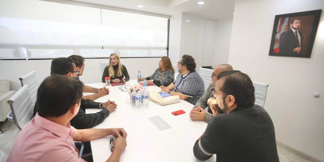 Recibe sindica procuradora a comitiva de la Unión de Librerías de Tijuana