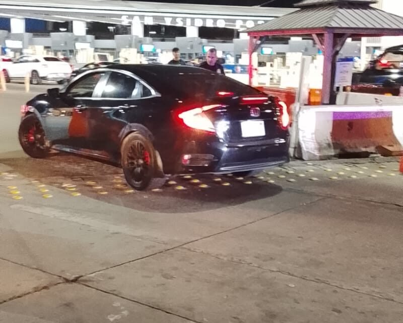 Detiene Policía Municipal a conductor por irrumpir en carriles restringidos de la garita de San Ysidro