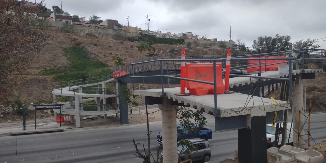 Exhorta Gobierno de Tijuana evitar el uso puente peatonal en construcción sobre el bulevar Rosas Magallón