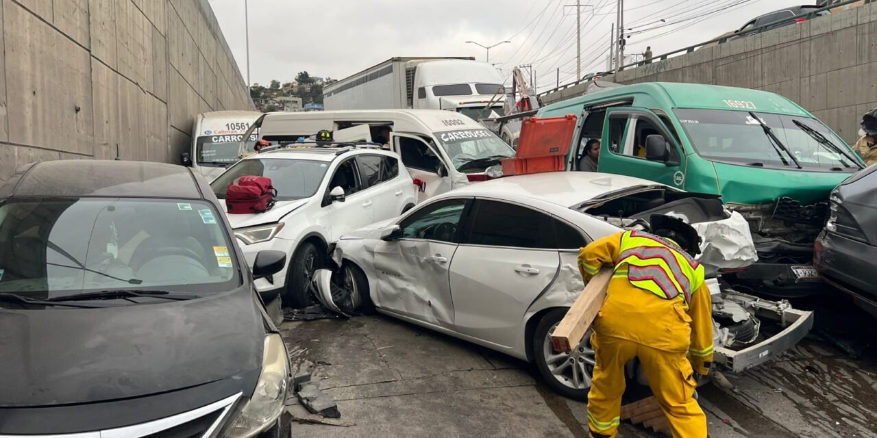 Atienden accidente vehicular múltiple en Libramiento Rosas Magallón