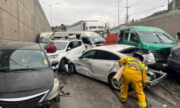 Atienden accidente vehicular múltiple en Libramiento Rosas Magallón