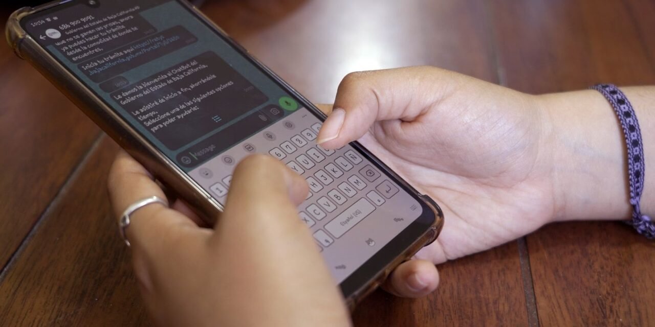 GOBIERNO DE BAJA CALIFORNIA DESTACA COMO FINALISTA EN PREMIOS NOVAGOB EXCELENCIA*  • La Ventanilla Digital de Baja California fue seleccionada como finalista de los Premios NovaGob Excelencia 2026, compitiendo con países como España, Argentina y Colombia.   *MEXICALI.–* La transformación digital que impulsa el Gobierno de Baja California para acercar trámites más ágiles, accesibles y sencillos a la ciudadanía llevó a la entidad a convertirse en uno de los 12 proyectos finalistas de los Premios NovaGob Excelencia 2026, reconocimiento internacional que distingue las mejores iniciativas de innovación en la gestión pública de Iberoamérica, informó la gobernadora Marina del Pilar Avila Olmeda.  La mandataria estatal destacó que este reconocimiento refleja el compromiso de seguir construyendo un gobierno más cercano, incluyente y accesible, donde la tecnología esté al servicio de las personas para facilitar su vida cotidiana y garantizar un acceso más ágil a los servicios públicos.  “En el estado estamos consolidando una transformación digital accesible, inclusiva y humana, que llegue a cada rincón de nuestro estado, desde las grandes ciudades hasta las comunidades más alejadas, trabajando en equipo en Baja 	California hemos logrado construir una administración pública accesible”, expresó.  La Ventanilla Digital de Baja California fue seleccionada como finalista de los Premios NovaGob Excelencia 2026, compitiendo con países como España, Argentina y Colombia. En esta edición participaron 173 proyectos provenientes de 103 instituciones públicas de ocho países, de los cuales únicamente 12 fueron seleccionados. El proyecto compite en la categoría Innovación en transformación digital..  El director general de la Agencia Digital de Baja California, Gabriel Palombo, explicó que Baja California desarrolló BajaStack, una plataforma tecnológica propia que permitió dejar de depender de licencias de proveedores externos, además de crear Llave BC, la Plataforma de Identidad Digital Única con validación biométrica conectada al RENAPO, inteligencia artificial predictiva y un Modelo Único de Atención Ciudadana que ofrece asistencia en Lengua de Señas Mexicana y lenguas indígenas bajo estándares internacionales de accesibilidad.  Los resultados respaldan esta estrategia de innovación: 477 millones de pesos adicionales en recaudación, 60 millones de pesos en ahorros por la eliminación de licencias de software, más de 2.4 millones de visitas a la plataforma, 644 mil tarjetas de circulación emitidas de manera digital durante 2026 y una reducción del 70 por ciento en los tiempos de respuesta a la ciudadanía.  La titular del Ejecutivo reiteró que el Gobierno de Baja California continuará consolidando una transformación digital que facilite la vida de las personas, reduzca tiempos en los trámites y acerque servicios públicos más eficientes, transparentes y accesibles para todas y todos los bajacalifornianos.