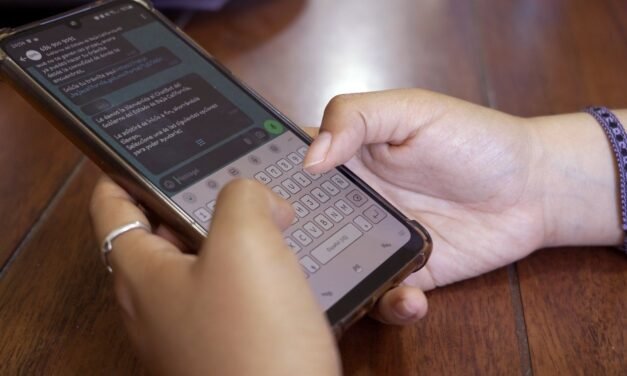GOBIERNO DE BAJA CALIFORNIA DESTACA COMO FINALISTA EN PREMIOS NOVAGOB EXCELENCIA*  • La Ventanilla Digital de Baja California fue seleccionada como finalista de los Premios NovaGob Excelencia 2026, compitiendo con países como España, Argentina y Colombia.   *MEXICALI.–* La transformación digital que impulsa el Gobierno de Baja California para acercar trámites más ágiles, accesibles y sencillos a la ciudadanía llevó a la entidad a convertirse en uno de los 12 proyectos finalistas de los Premios NovaGob Excelencia 2026, reconocimiento internacional que distingue las mejores iniciativas de innovación en la gestión pública de Iberoamérica, informó la gobernadora Marina del Pilar Avila Olmeda.  La mandataria estatal destacó que este reconocimiento refleja el compromiso de seguir construyendo un gobierno más cercano, incluyente y accesible, donde la tecnología esté al servicio de las personas para facilitar su vida cotidiana y garantizar un acceso más ágil a los servicios públicos.  “En el estado estamos consolidando una transformación digital accesible, inclusiva y humana, que llegue a cada rincón de nuestro estado, desde las grandes ciudades hasta las comunidades más alejadas, trabajando en equipo en Baja 	California hemos logrado construir una administración pública accesible”, expresó.  La Ventanilla Digital de Baja California fue seleccionada como finalista de los Premios NovaGob Excelencia 2026, compitiendo con países como España, Argentina y Colombia. En esta edición participaron 173 proyectos provenientes de 103 instituciones públicas de ocho países, de los cuales únicamente 12 fueron seleccionados. El proyecto compite en la categoría Innovación en transformación digital..  El director general de la Agencia Digital de Baja California, Gabriel Palombo, explicó que Baja California desarrolló BajaStack, una plataforma tecnológica propia que permitió dejar de depender de licencias de proveedores externos, además de crear Llave BC, la Plataforma de Identidad Digital Única con validación biométrica conectada al RENAPO, inteligencia artificial predictiva y un Modelo Único de Atención Ciudadana que ofrece asistencia en Lengua de Señas Mexicana y lenguas indígenas bajo estándares internacionales de accesibilidad.  Los resultados respaldan esta estrategia de innovación: 477 millones de pesos adicionales en recaudación, 60 millones de pesos en ahorros por la eliminación de licencias de software, más de 2.4 millones de visitas a la plataforma, 644 mil tarjetas de circulación emitidas de manera digital durante 2026 y una reducción del 70 por ciento en los tiempos de respuesta a la ciudadanía.  La titular del Ejecutivo reiteró que el Gobierno de Baja California continuará consolidando una transformación digital que facilite la vida de las personas, reduzca tiempos en los trámites y acerque servicios públicos más eficientes, transparentes y accesibles para todas y todos los bajacalifornianos.