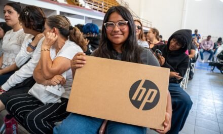 Entrega alcalde Abdiel Gutiérrez apoyos de la convocatoria ‘1era. Brigada Juvenil de Transformación Digital’