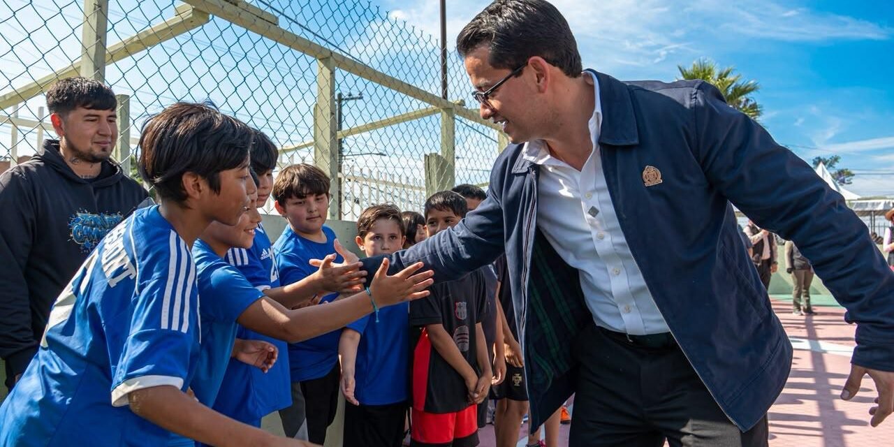 Entrega Abdiel Gutiérrez Coronado cancha de fútbol rehabilitada a ciudadanos de la colonia Hidalgo