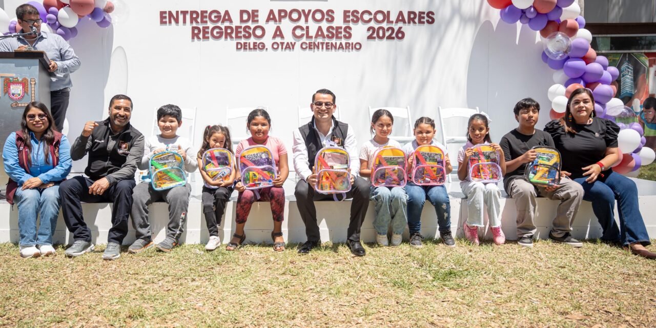Beneficia Gobierno de la Ciudad a 200 alumnas y alumnos con paquetes de útiles escolares