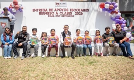 Beneficia Gobierno de la Ciudad a 200 alumnas y alumnos con paquetes de útiles escolares