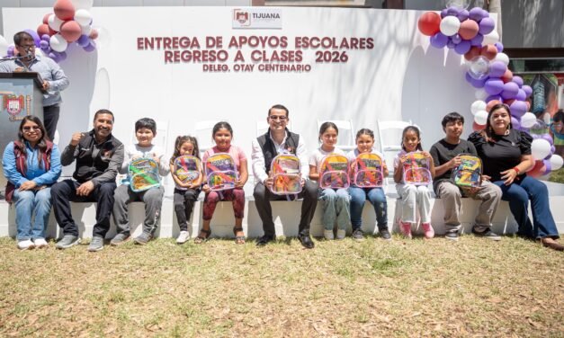 Beneficia Gobierno de la Ciudad a 200 alumnas y alumnos con paquetes de útiles escolares