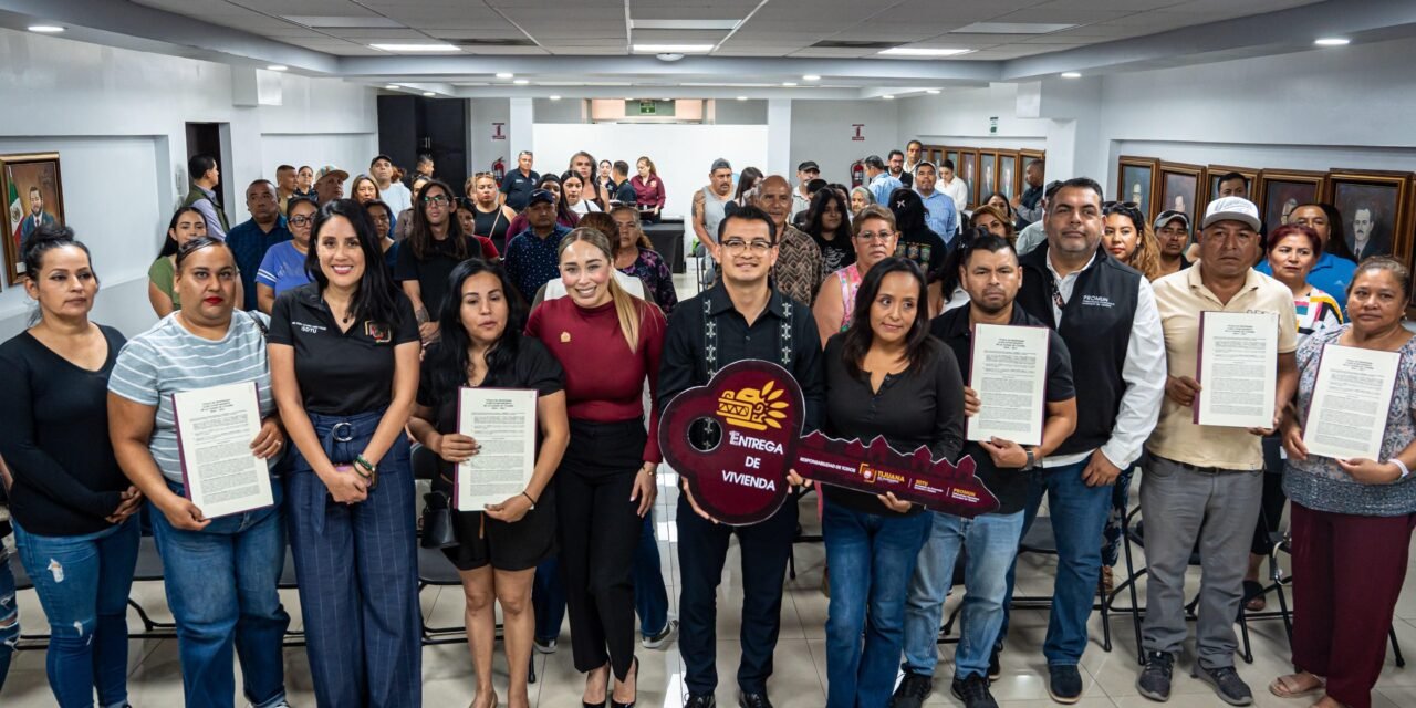 Entrega presidente municipal de Tijuana 35 títulos de propiedad