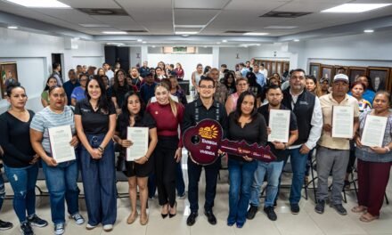 Entrega presidente municipal de Tijuana 35 títulos de propiedad