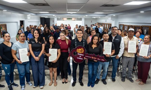 Entrega presidente municipal de Tijuana 35 títulos de propiedad