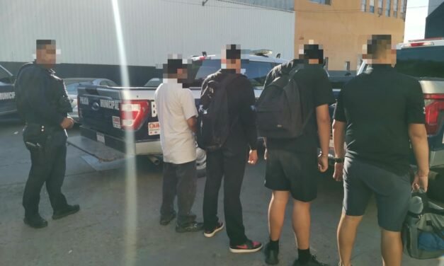 Asegura Policía Municipal a cuatro personas por alterar el orden en garita peatonal de Otay