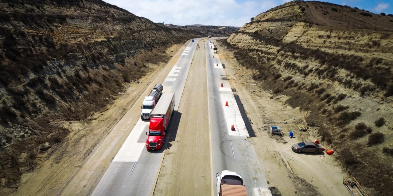 CONCLUYEN TRABAJOS MAYORES DE BACHEO EN EL CORREDOR TIJUANA-ROSARITO 2000