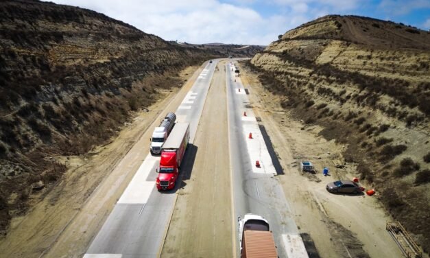 CONCLUYEN TRABAJOS MAYORES DE BACHEO EN EL CORREDOR TIJUANA-ROSARITO 2000